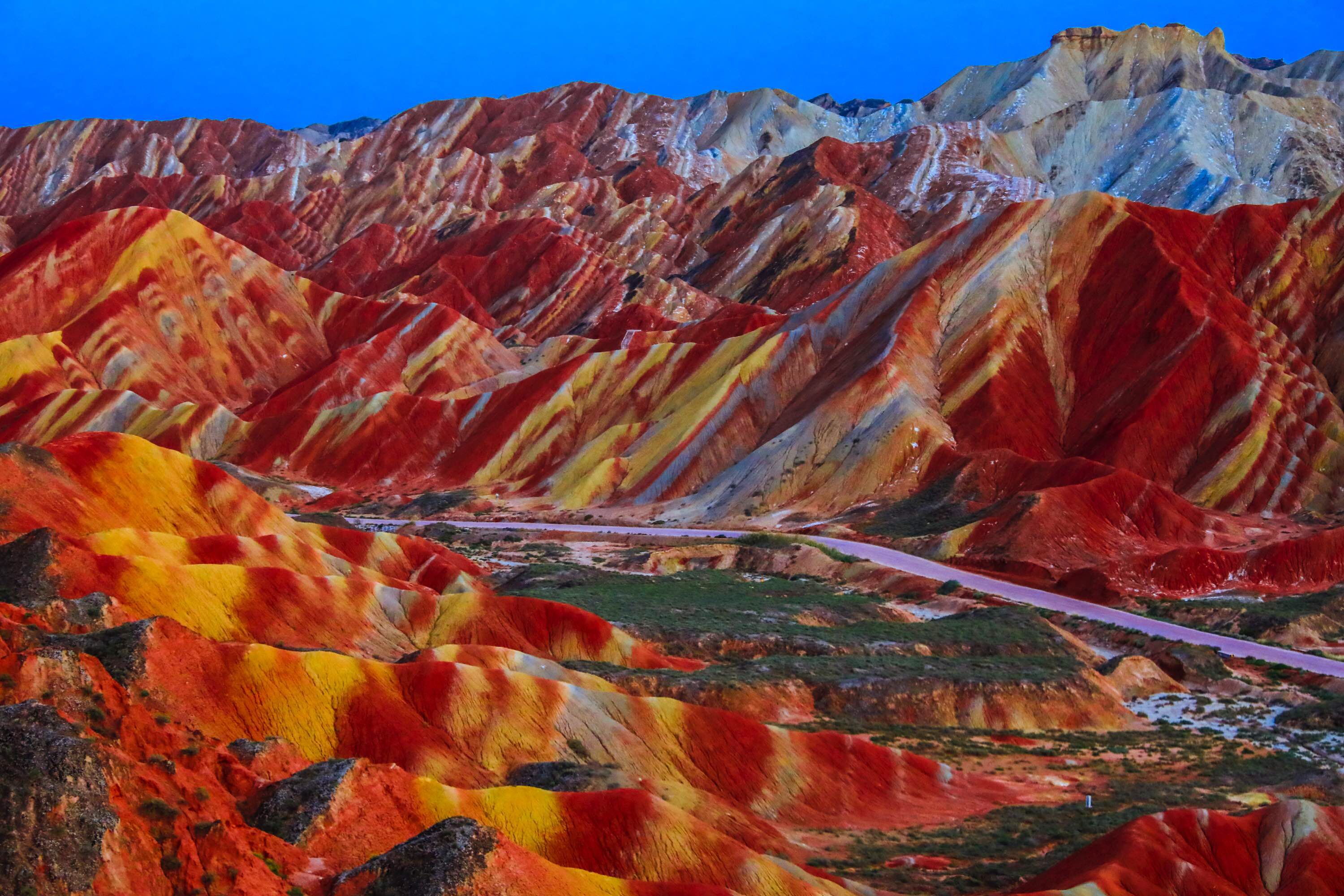七彩丹霞景区,如七色的彩虹的岩石层,世界上极为罕见值得去游玩