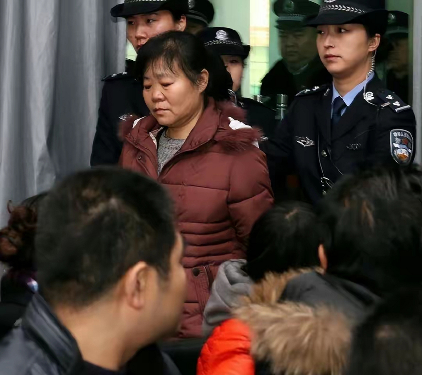 张素霞原来是陕西富平县某妇幼保健院的产科副主任,利用职务之便,她