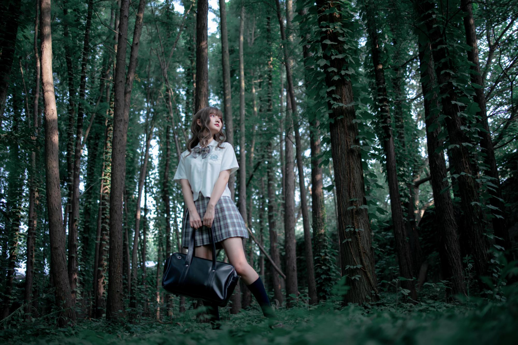 jk制服美少女:在森林中的jk照别有一番风味