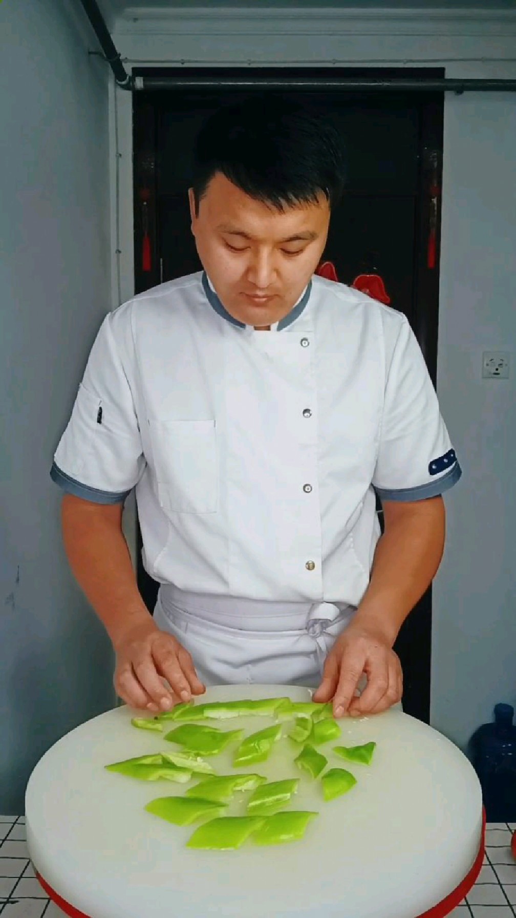 青辣椒最简单的切法菱形片