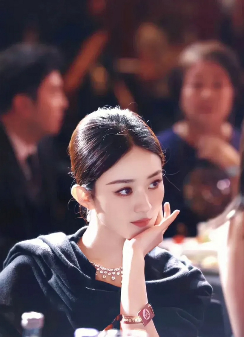 东方卫视咖位最大的主持人曹可凡竟然采访的是赵丽颖而非视后吴越icon