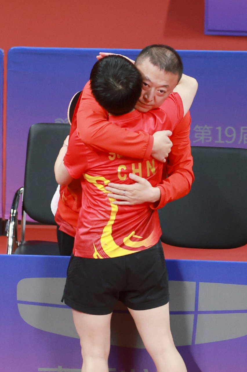 印象中这是马琳在世界大赛中第一次拥抱孙颖莎,而孙颖莎也是第一次