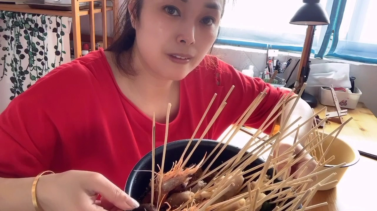 110块钱做了一个冷锅串串,有虾,肉,还有爱吃的火锅丸子