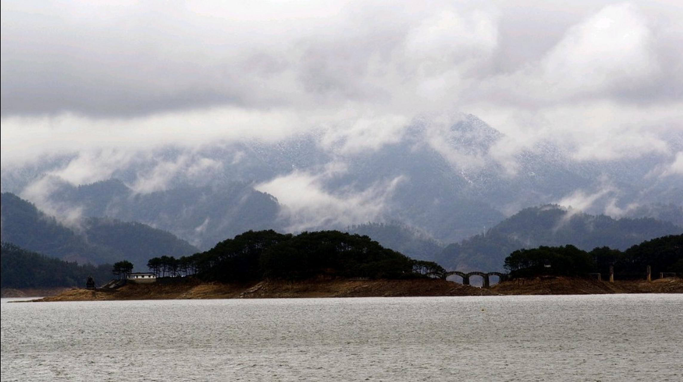 千岛湖位于中国浙江省淳安县,是浙江省乃至全国著名的旅游景点之一.