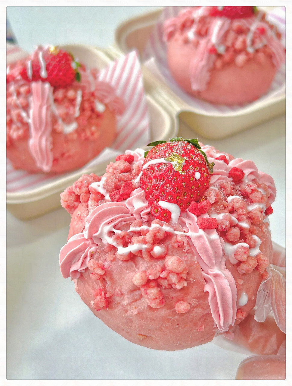 乳酪酥粒面包  咬上一口,松软细腻的面包包裹着酸甜可口的草莓奶酪馅