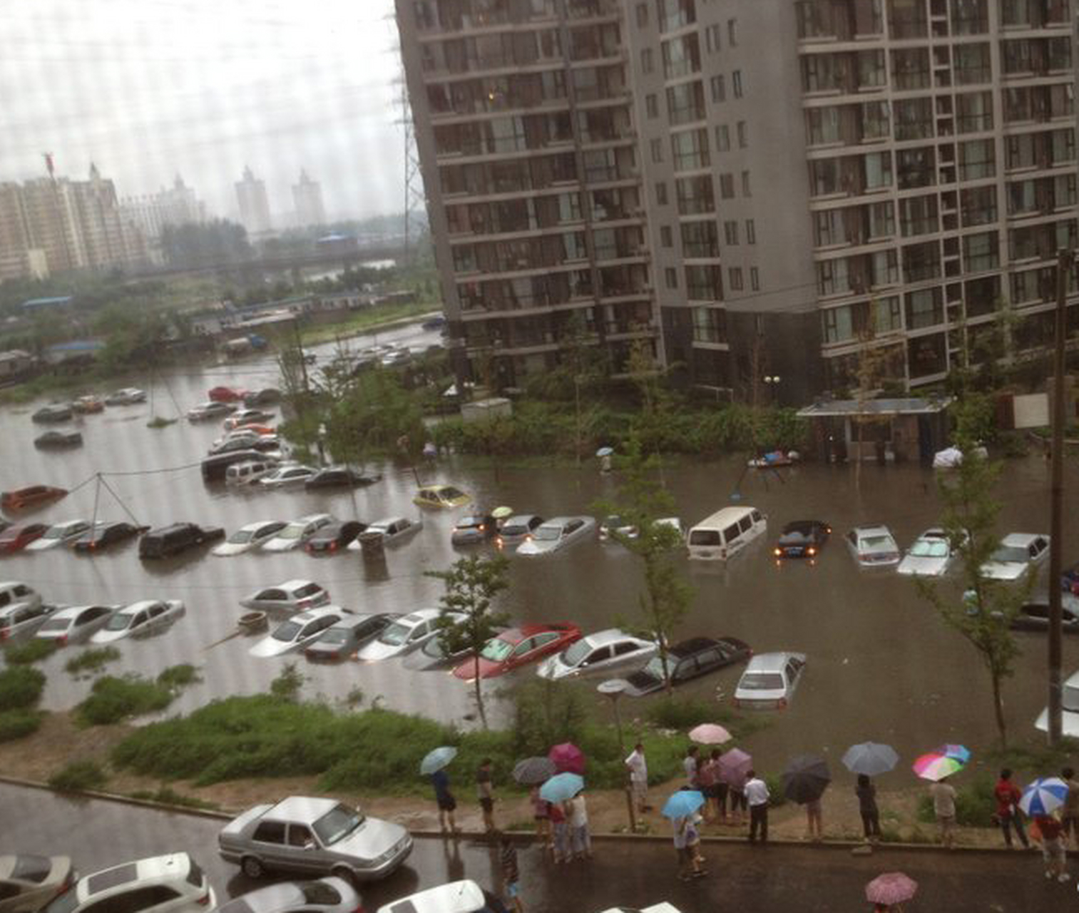 7月31日,北京门头沟因暴雨向永定河泄洪,周边主干道路全部临时管控