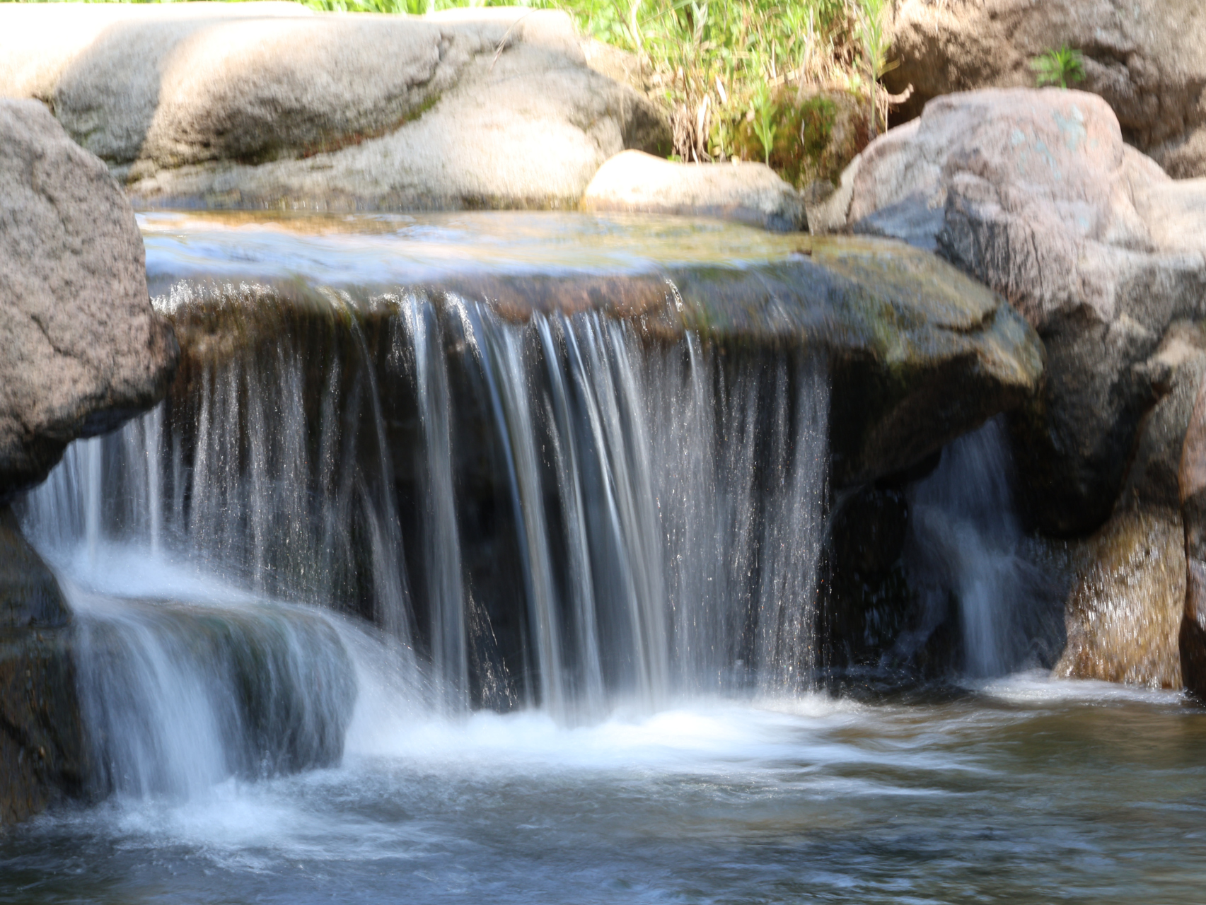 乳山市岠嵎山南有一条小河,河水潺潺流淌.