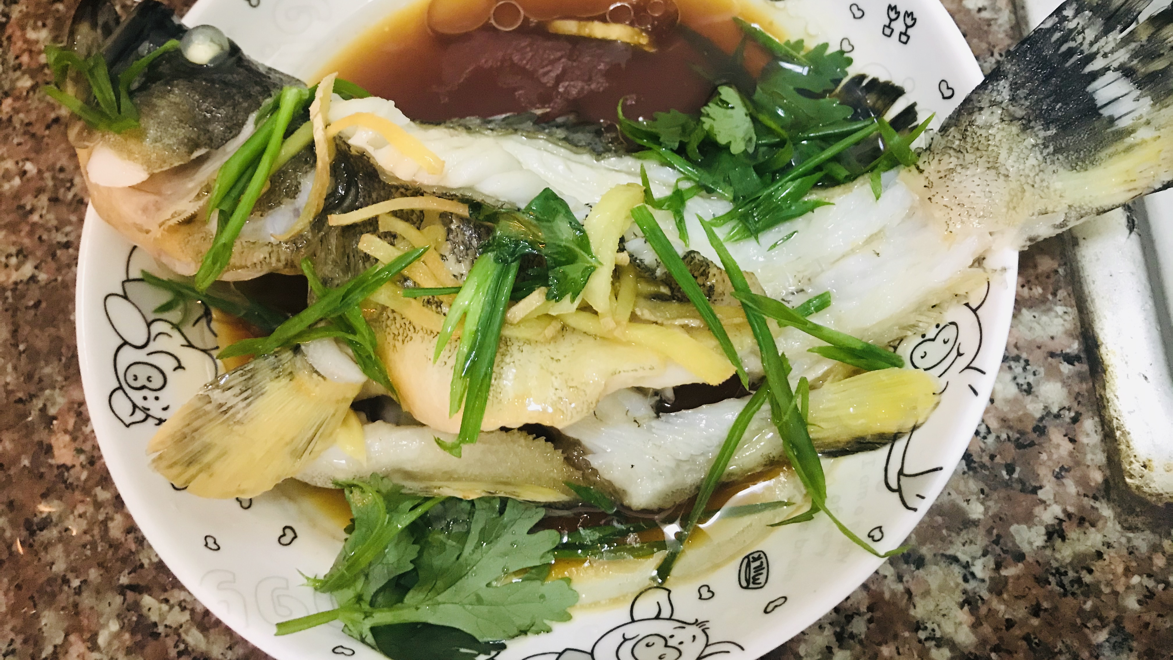 今天海鲜咖,第一次做清蒸石斑鱼,果然鱼肉非常细腻