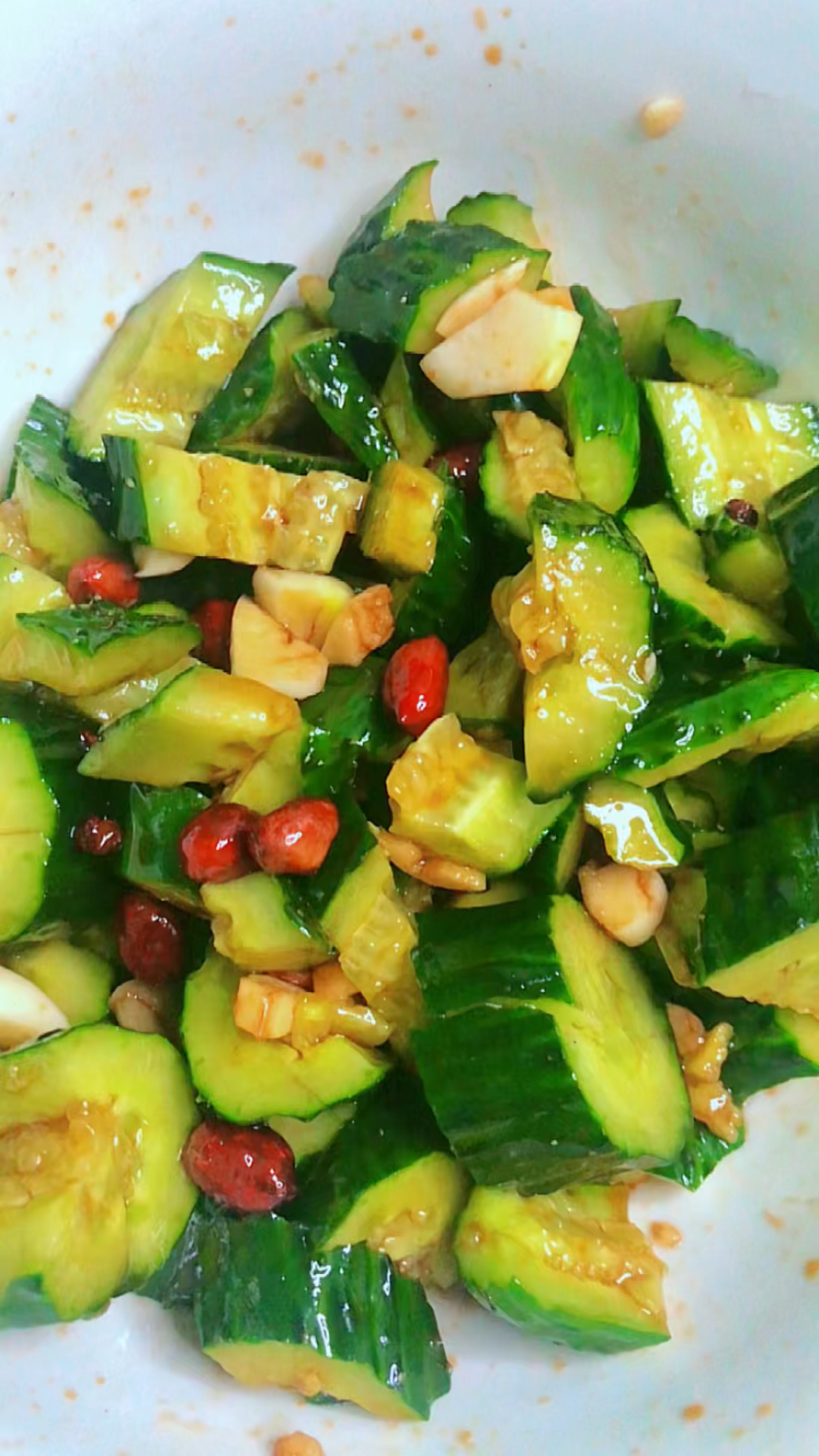 用黄瓜和花生米做一道小凉菜,拍黄瓜