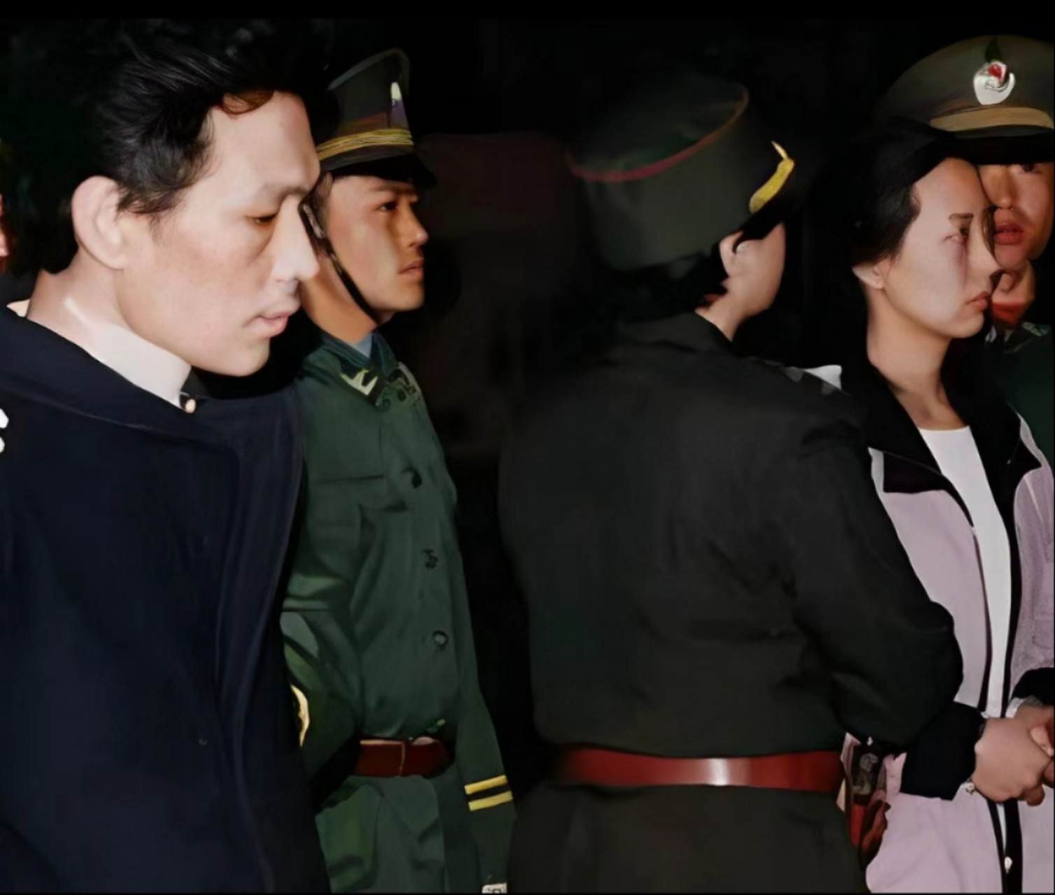 贪污受贿一千多万元的王建业被判处死刑,在押往刑场前与情妇史燕青