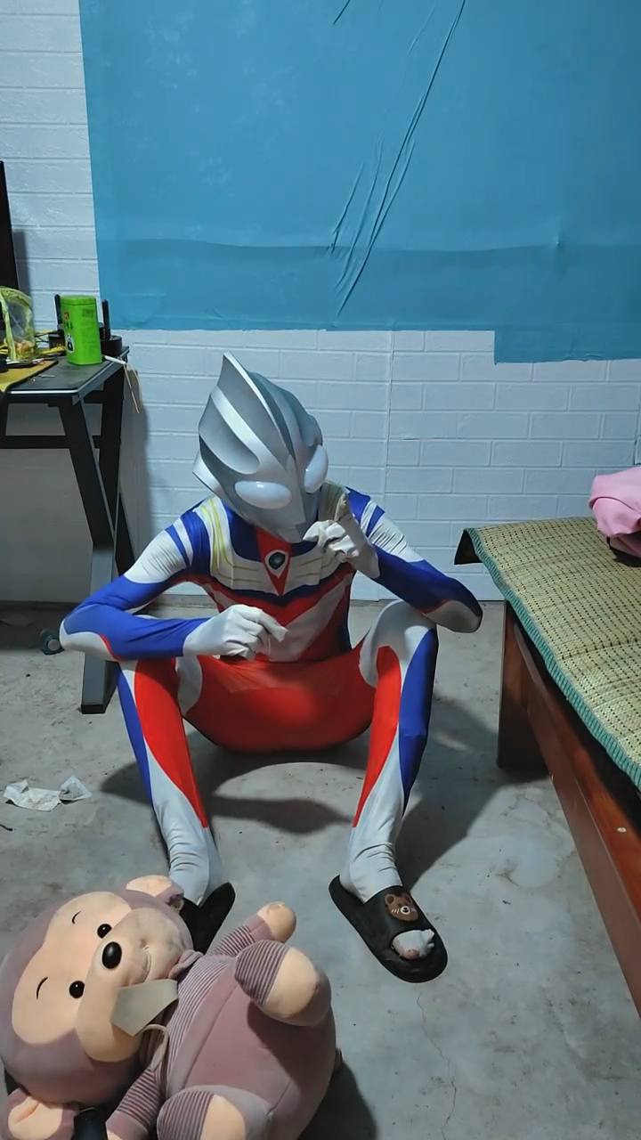 迪迦奥特曼在地上打滚