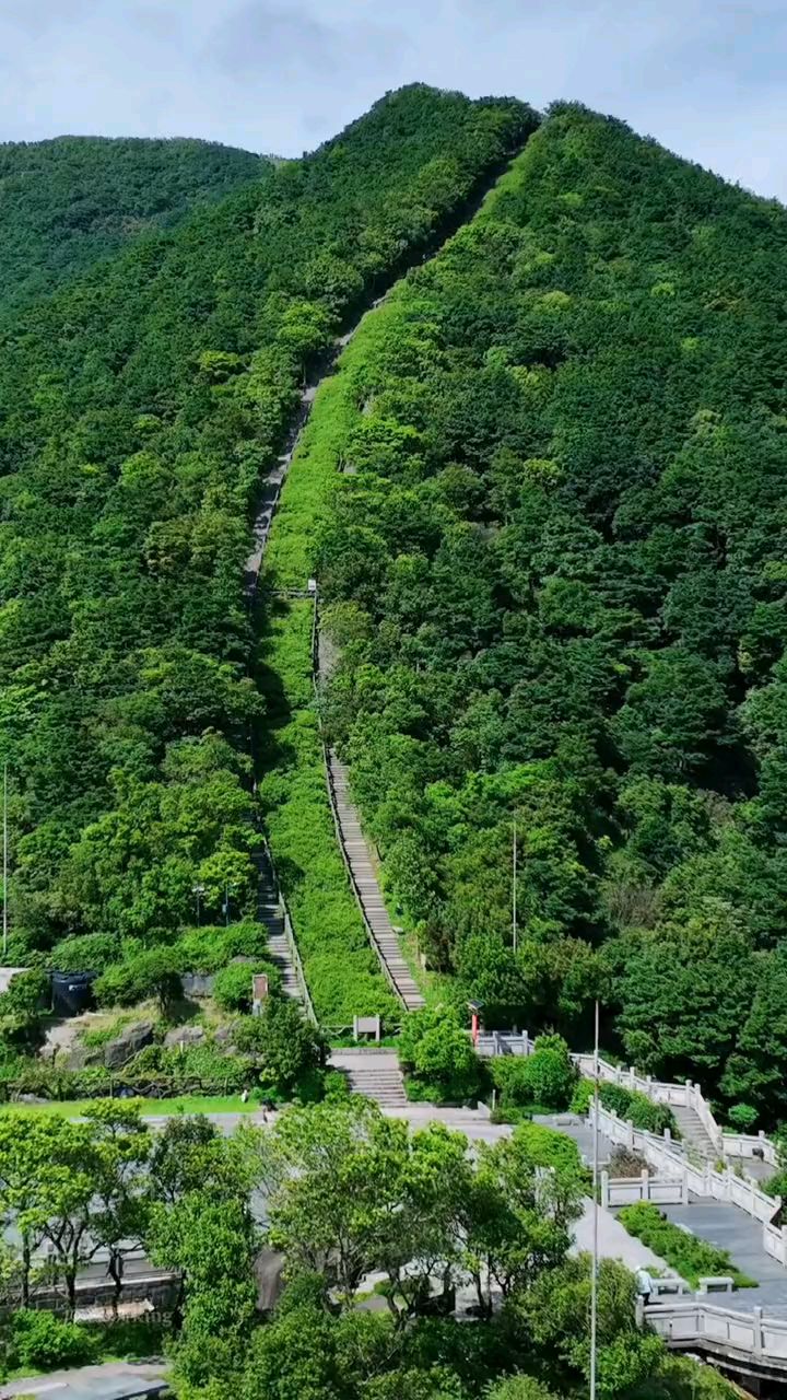 在深圳,各路英雄好汉齐聚大梧桐山好汉坡施展才艺.