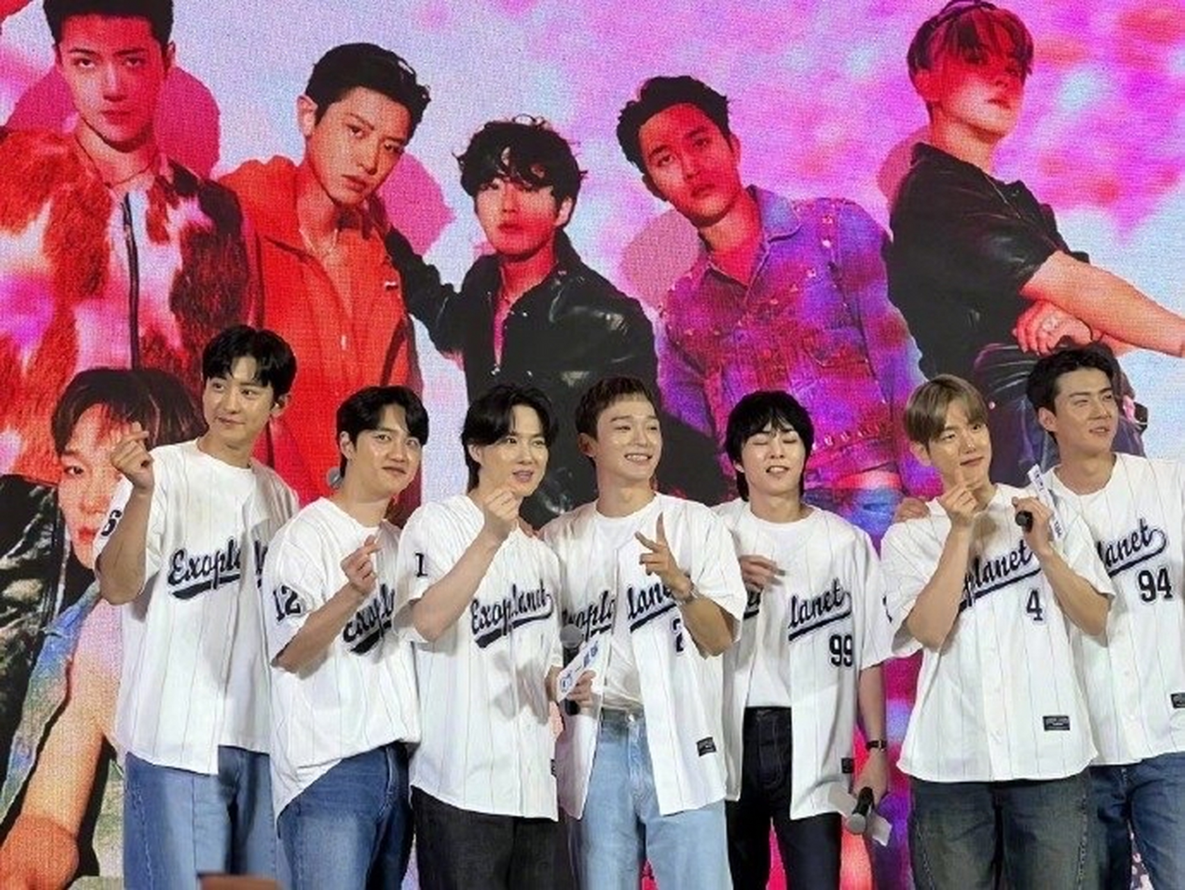 14日,exo由韩国仁川机场前往中国青岛签售会!