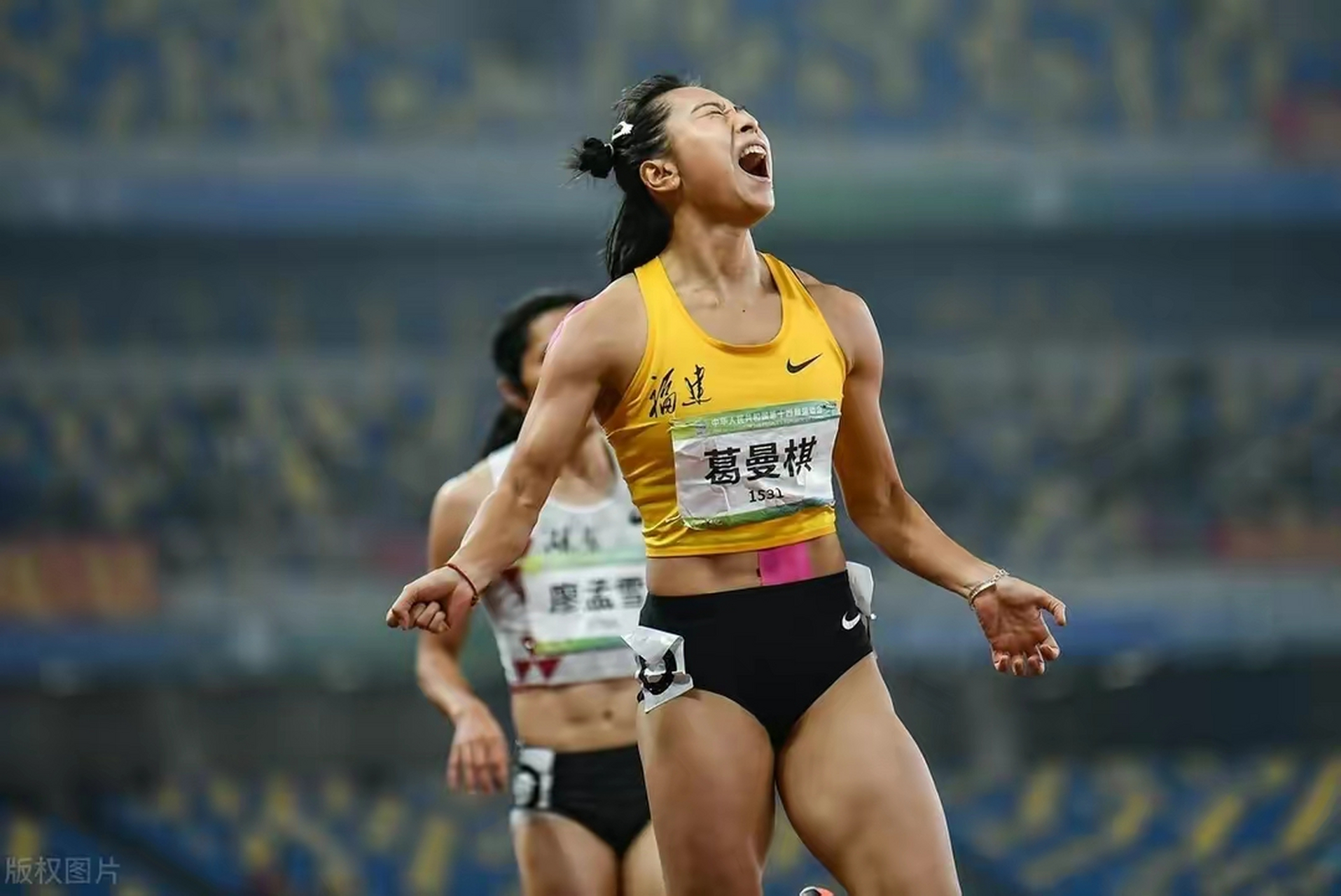 葛曼棋在女子100米小组赛跑出惊人成绩!11.17秒一成绩,仅差0.