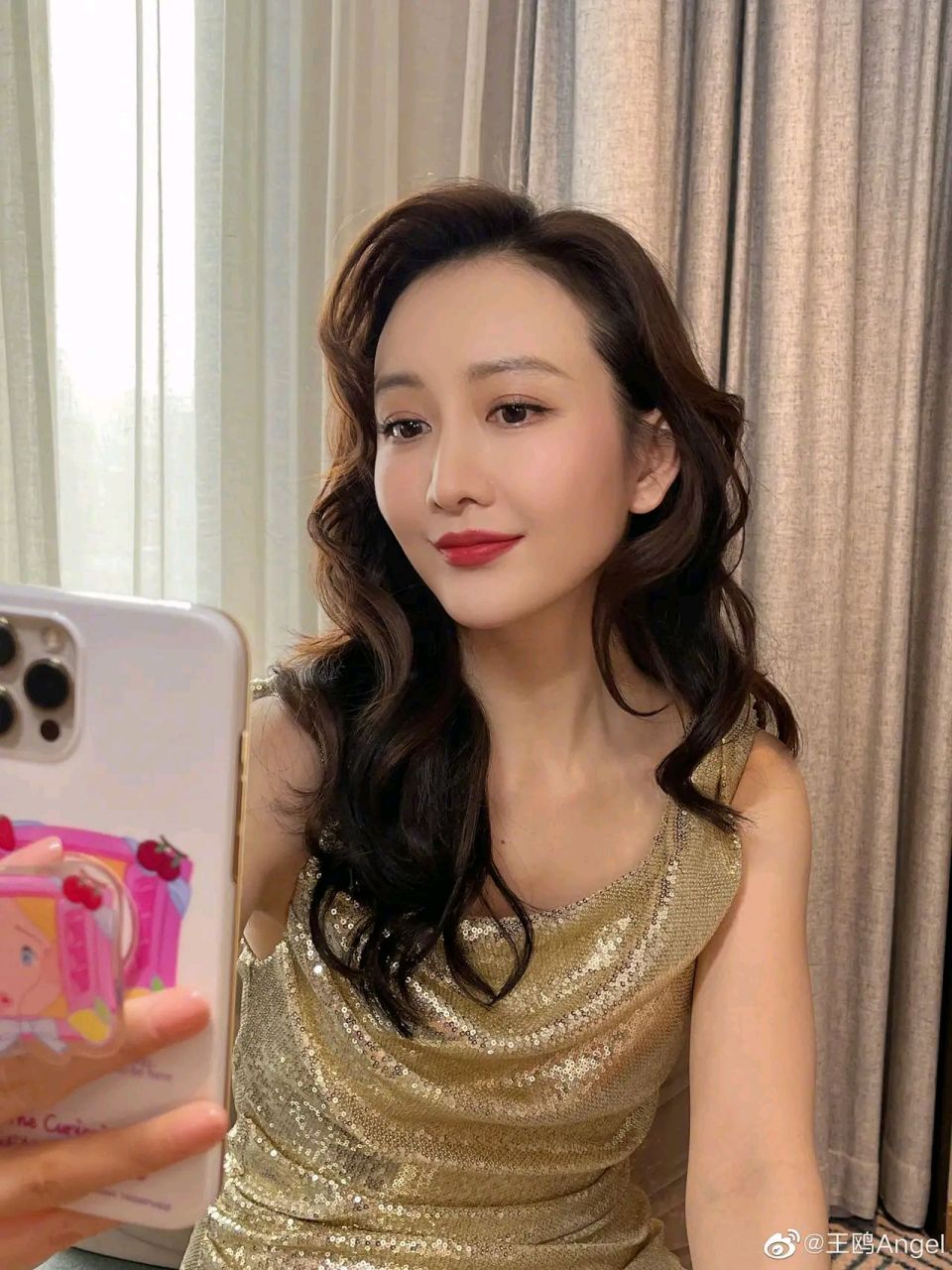 王鸥icon宅家玩自拍,一袭金黄色长裙亮相美出新高度!