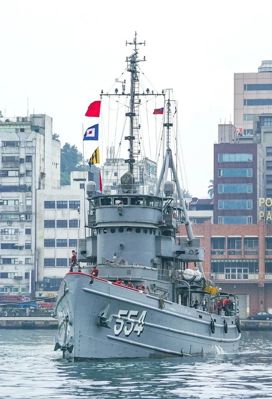 中国9899地方海军atf-554大冈号 大同级远洋拖船 该船为原美国
