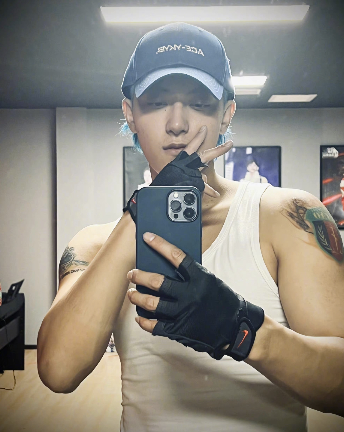 黄子韬直播穿女装,网友夸他身材太好,笑点多,这样的明星不多见