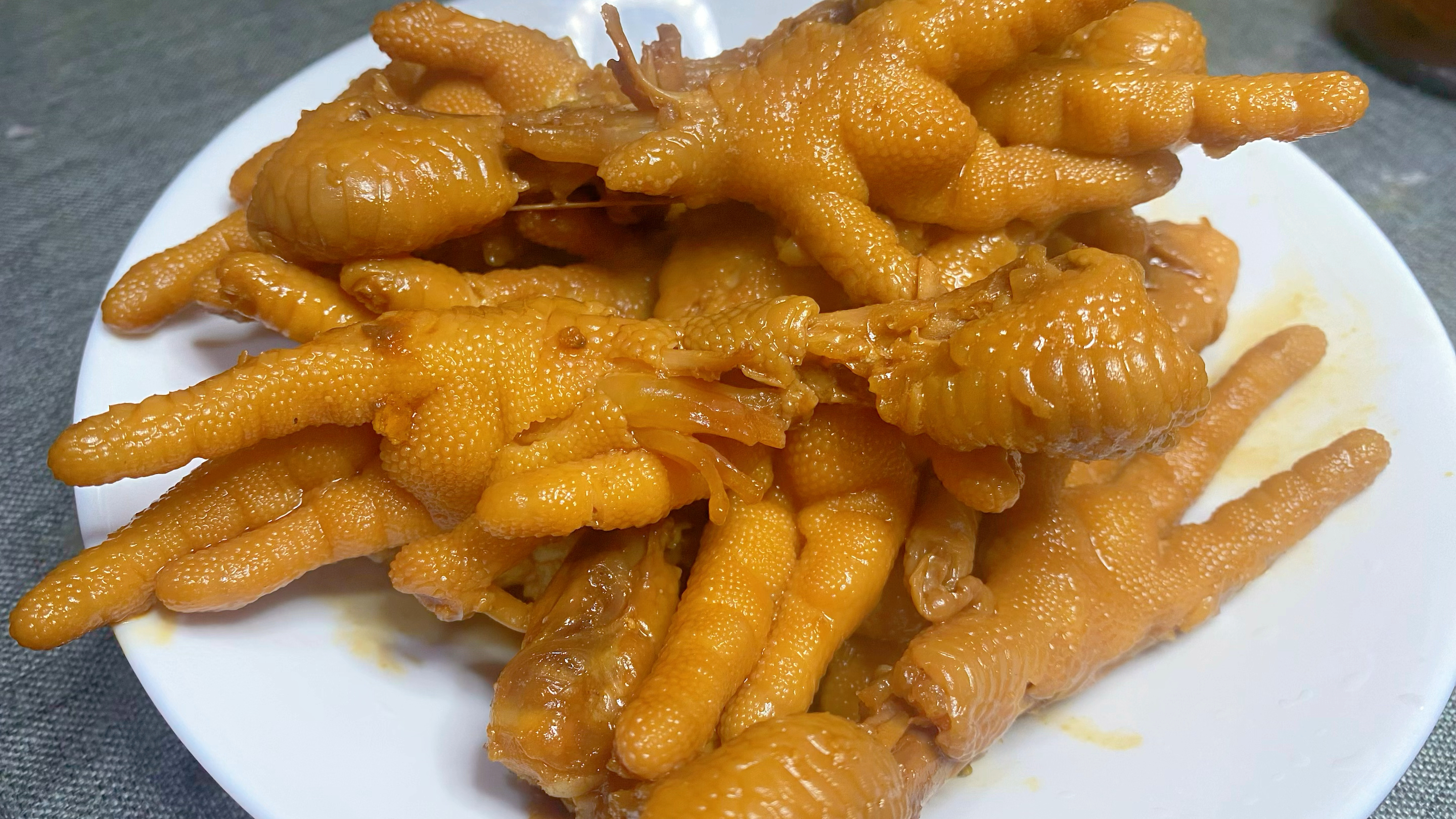 软烂脱骨入口即化的卤鸡爪,下酒下饭还能当小零食,好吃到犯规