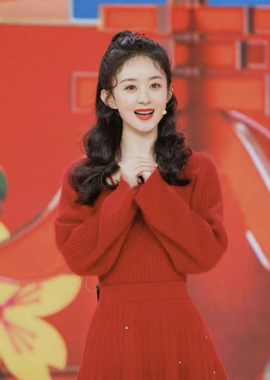 明星新年拜年照,赵丽颖美出圈,喜庆红裙就这么衬托肤色,明艳动人,喜庆