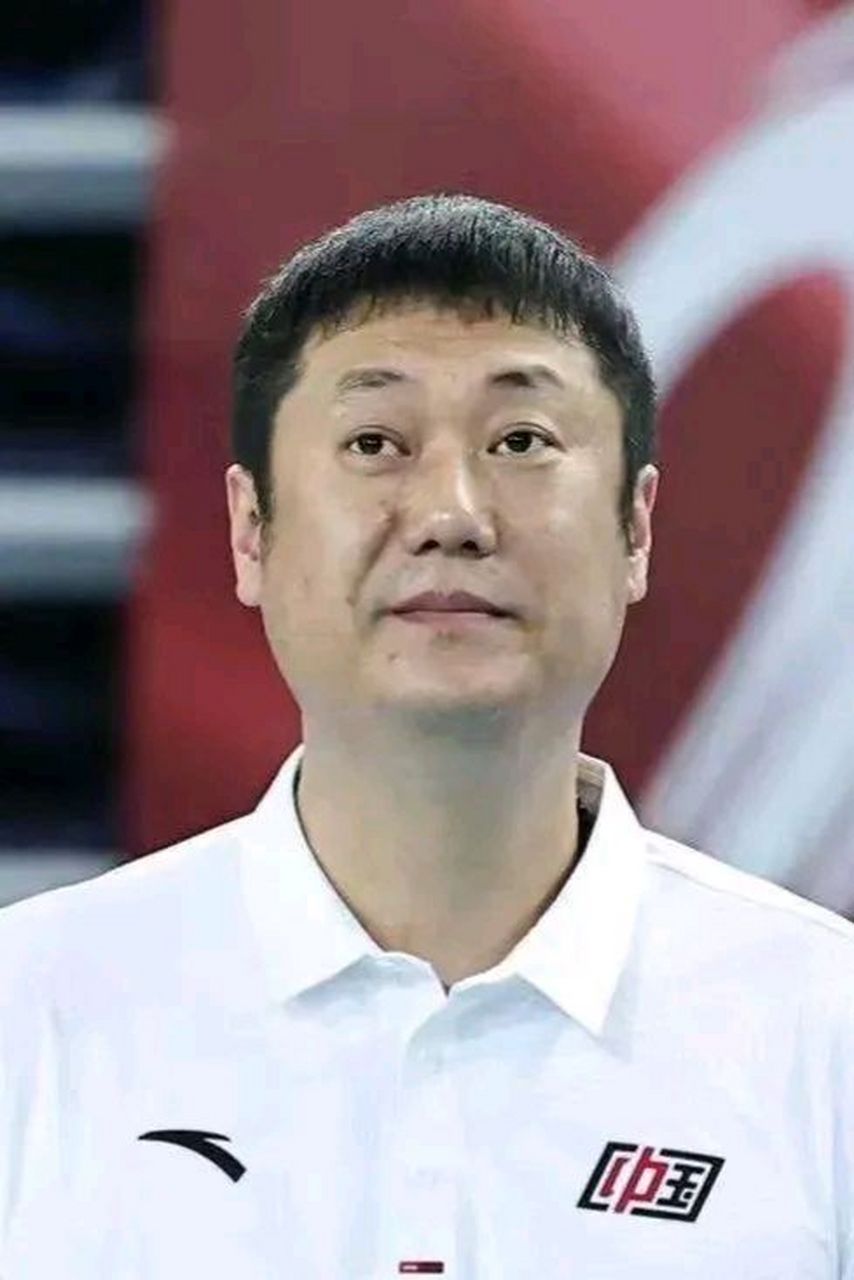 中国女排二队主教练赵勇,是那种比较有特点的排球教练.