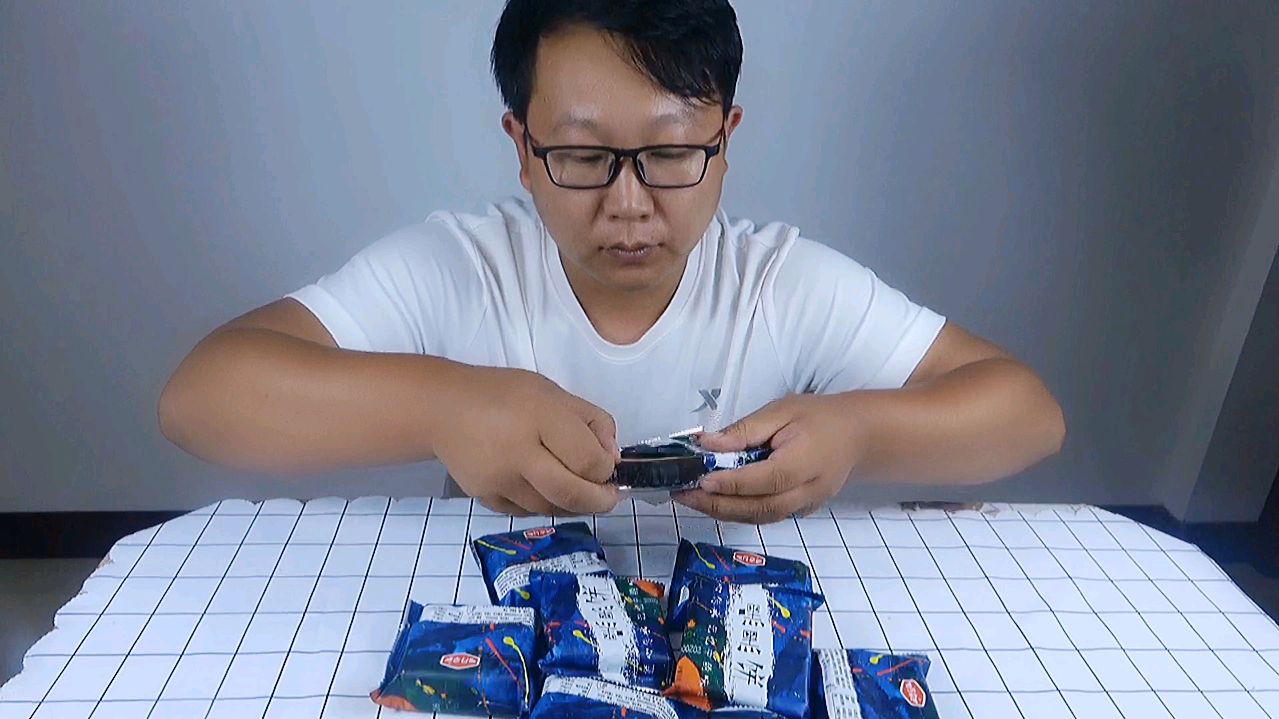 黑金酥算月饼吗?外表黑黑的,里面可肥得流油!