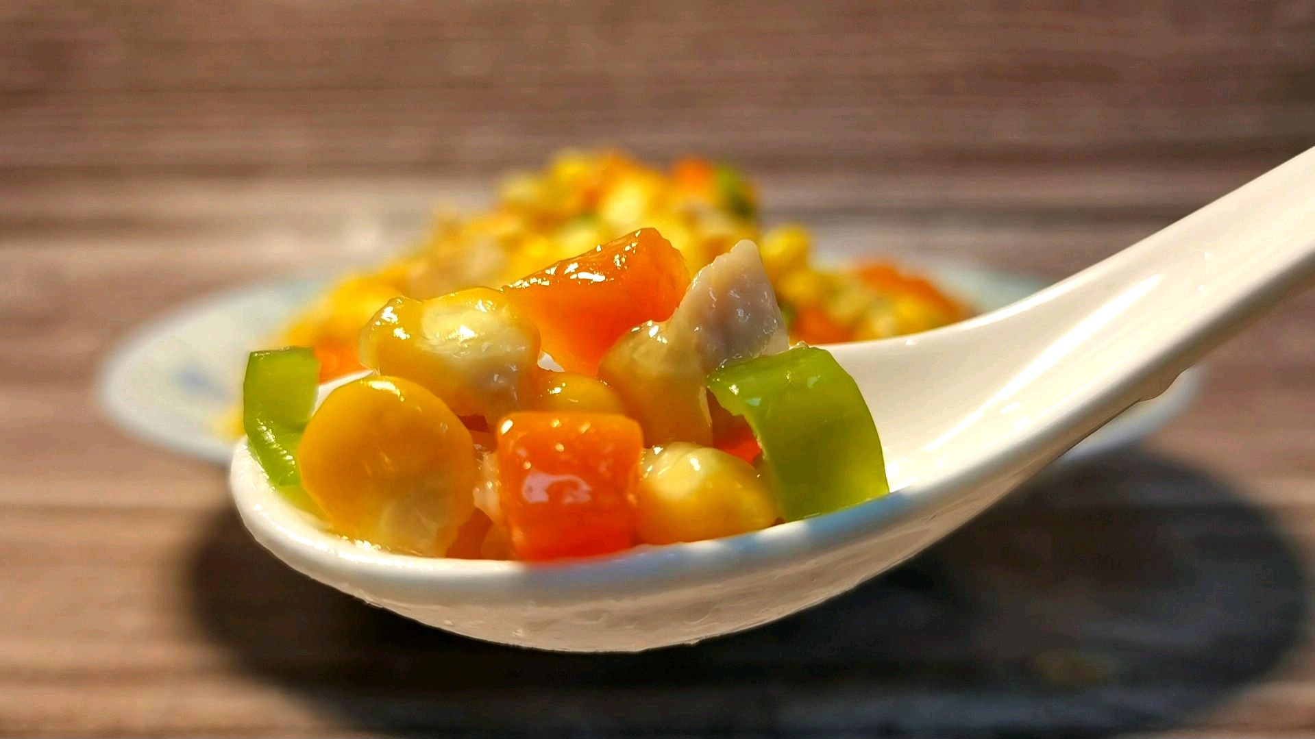 玉米不要总煮着吃,加半根胡萝卜,简单一炒,营养美味,孩子爱吃