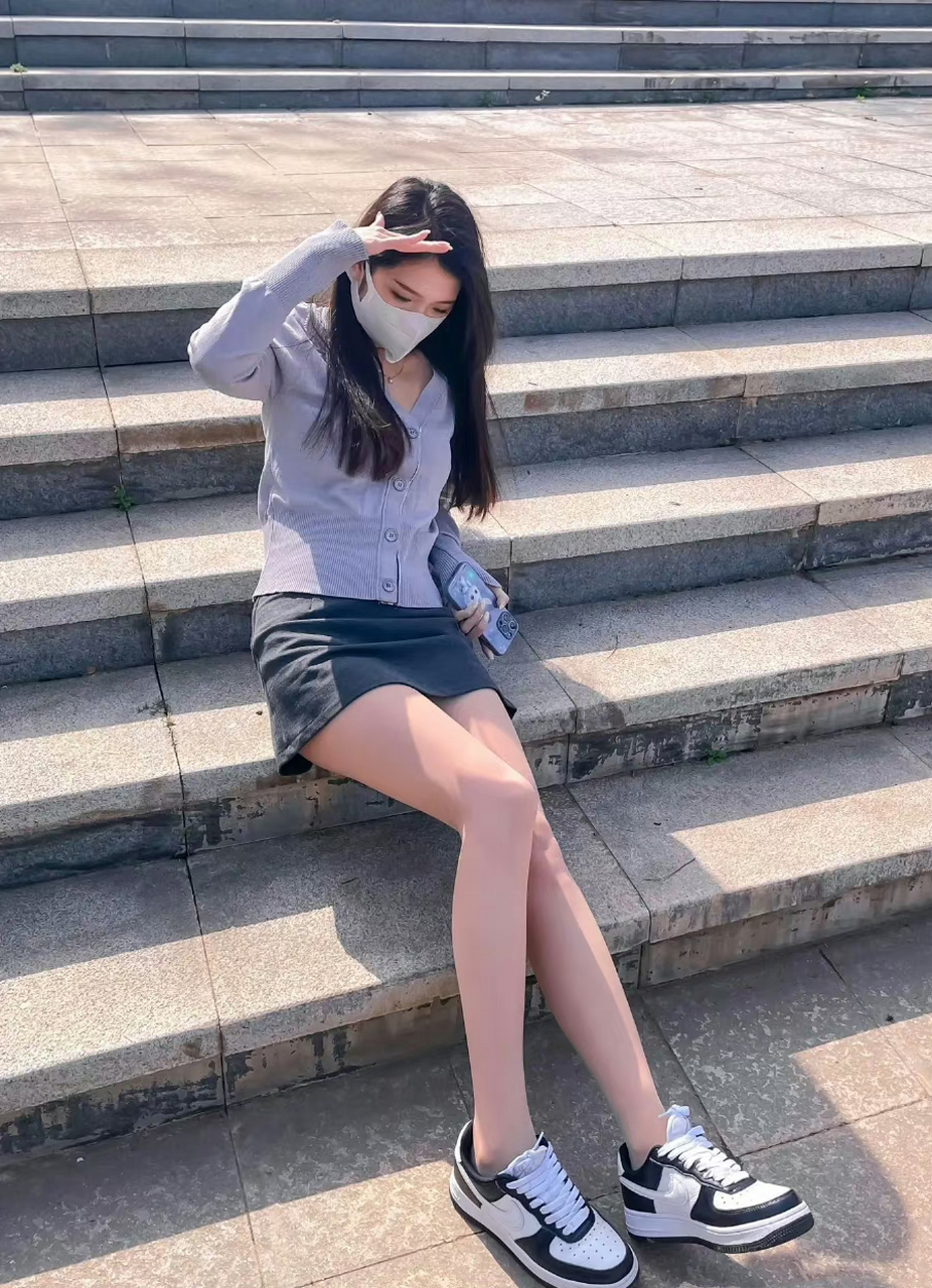 工作之余,出来晒晒小短腿#美女