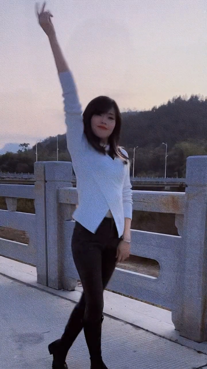 一起看美女-美女穿着黑色裤子,在桥上闲逛