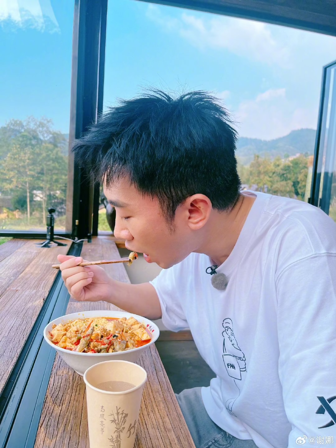 杨迪吃的也太开心了满满的幸福感麻婆豆腐小鱼小虾面我也想吃了
