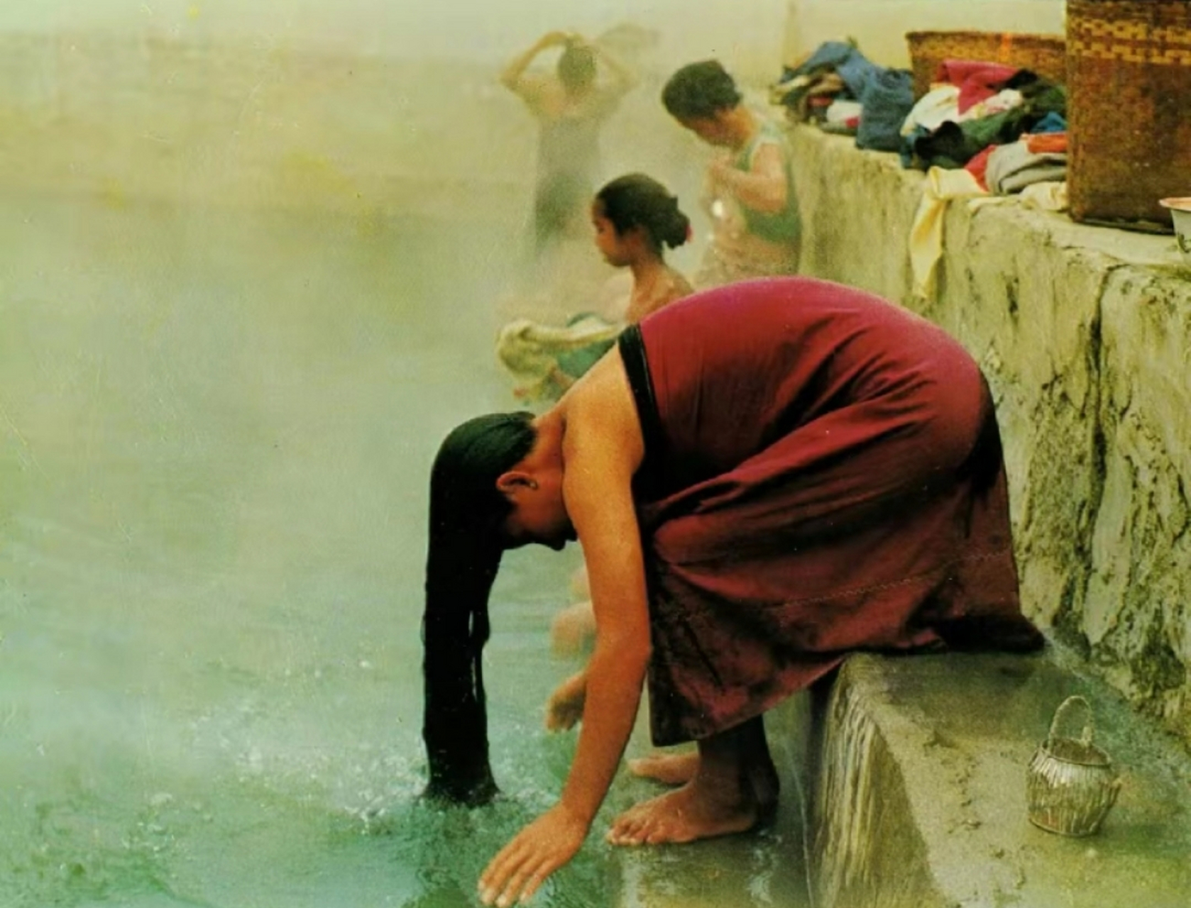 1983年,在云南丽江的一处温泉,一群傣族女人正在享受