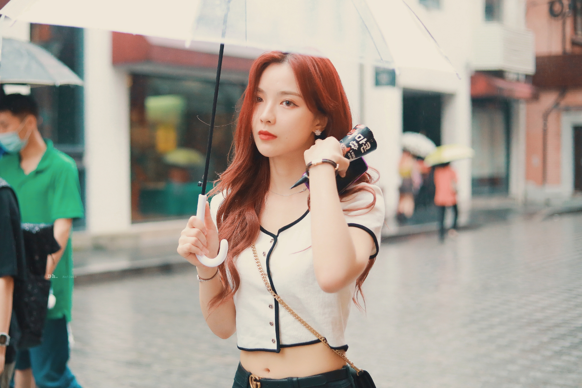 许杨玉琢最近上班私服look饭拍,白色短款小短袖,清新甜美