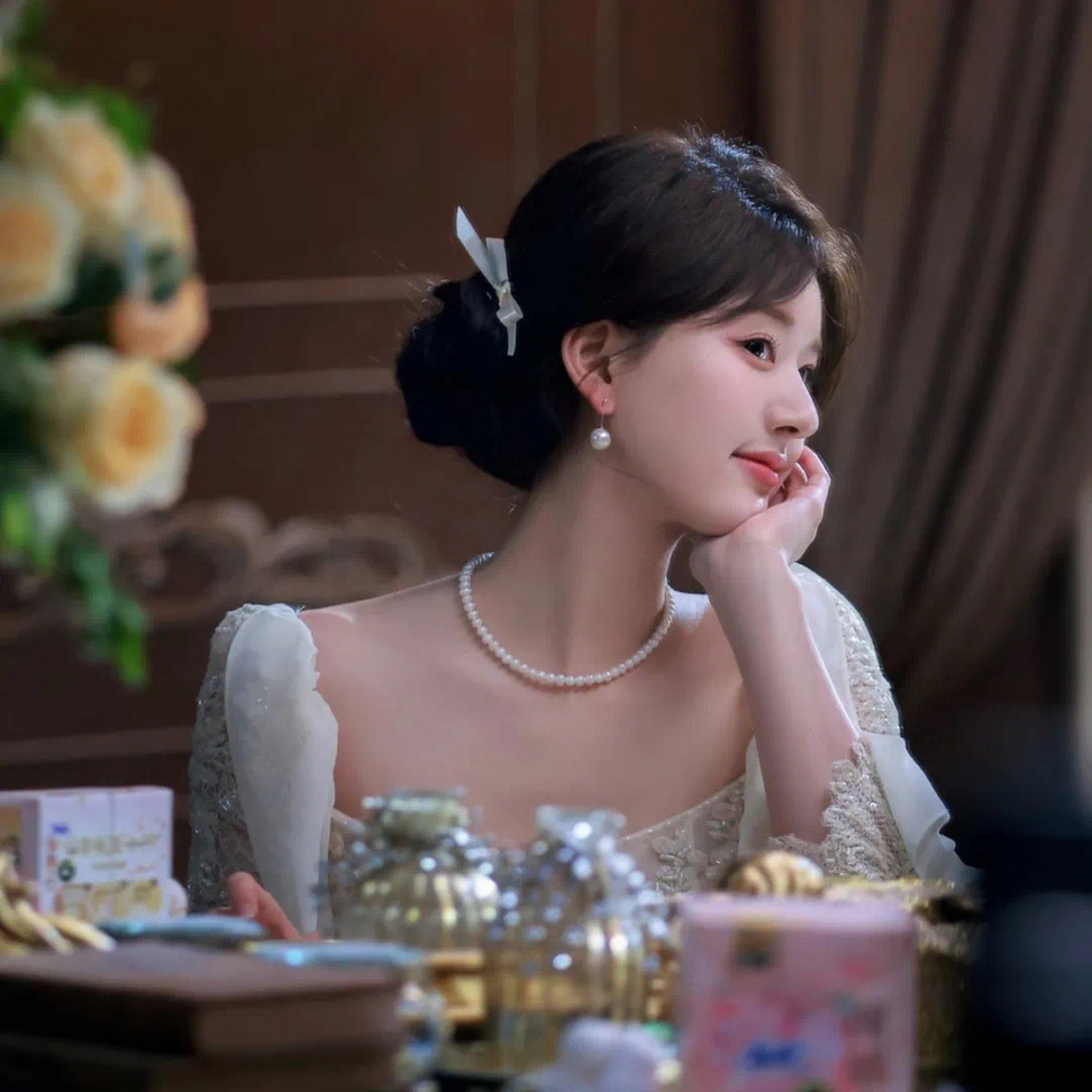 赵露思现在已经被公司安排着带新人了.