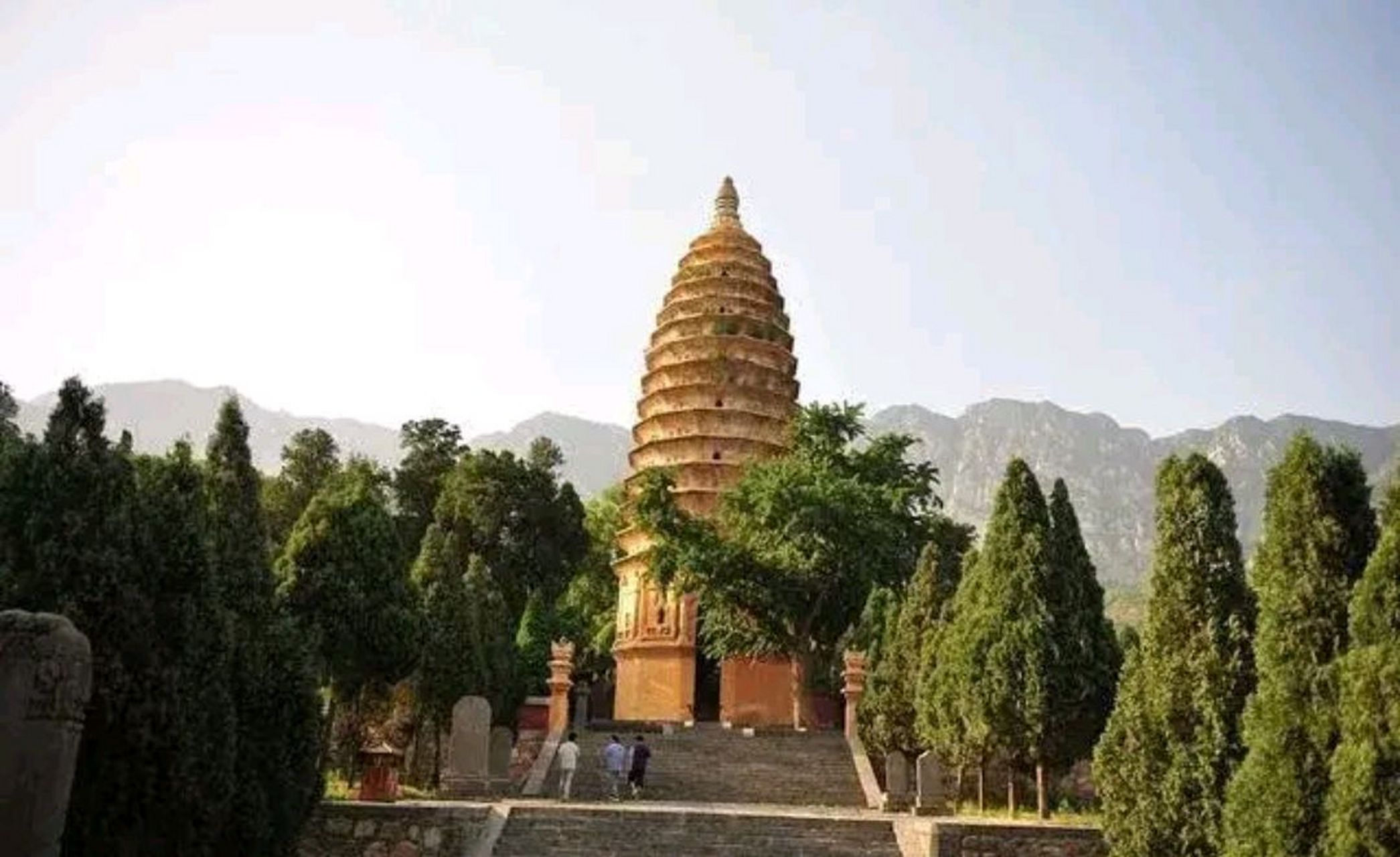 嵩岳寺塔位于河南郑州登封市嵩山南麓的嵩岳寺内,建于北魏正光年间