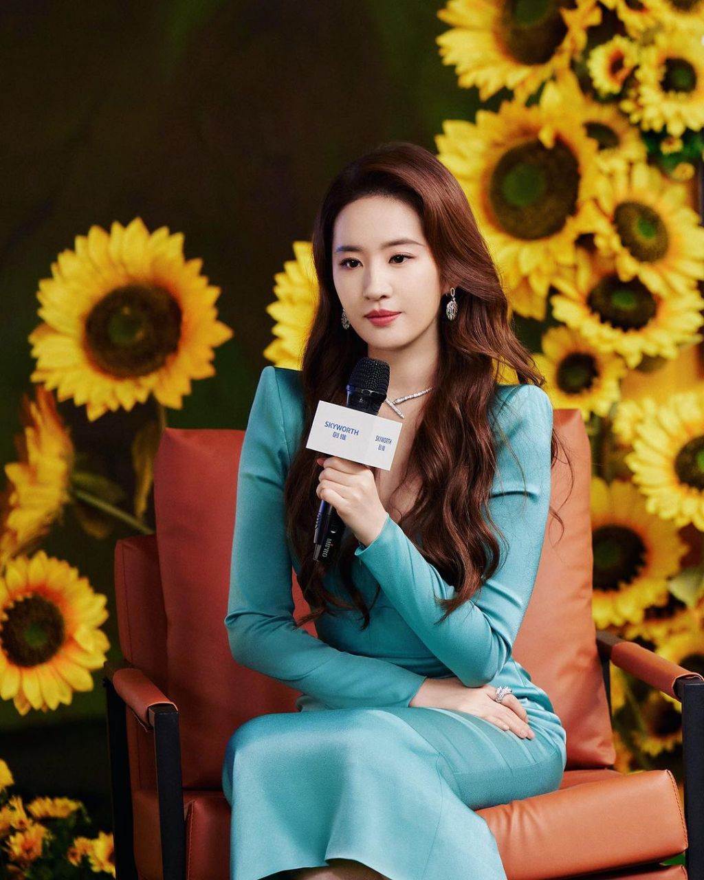 刘亦菲# #美女# 总觉得胡歌和刘亦菲很配,但实际上,两人的年龄差副揪