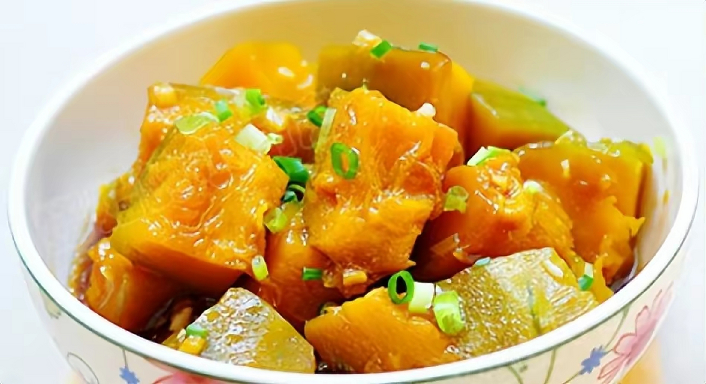 焖南瓜  焖南瓜是一道简单又美味的家常菜,焖制过程中,南瓜的甜味会