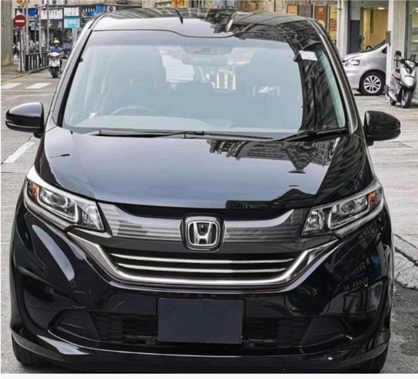 本田freed是一款定位家庭用车的小车,本田freed是一款七座车型,轴距