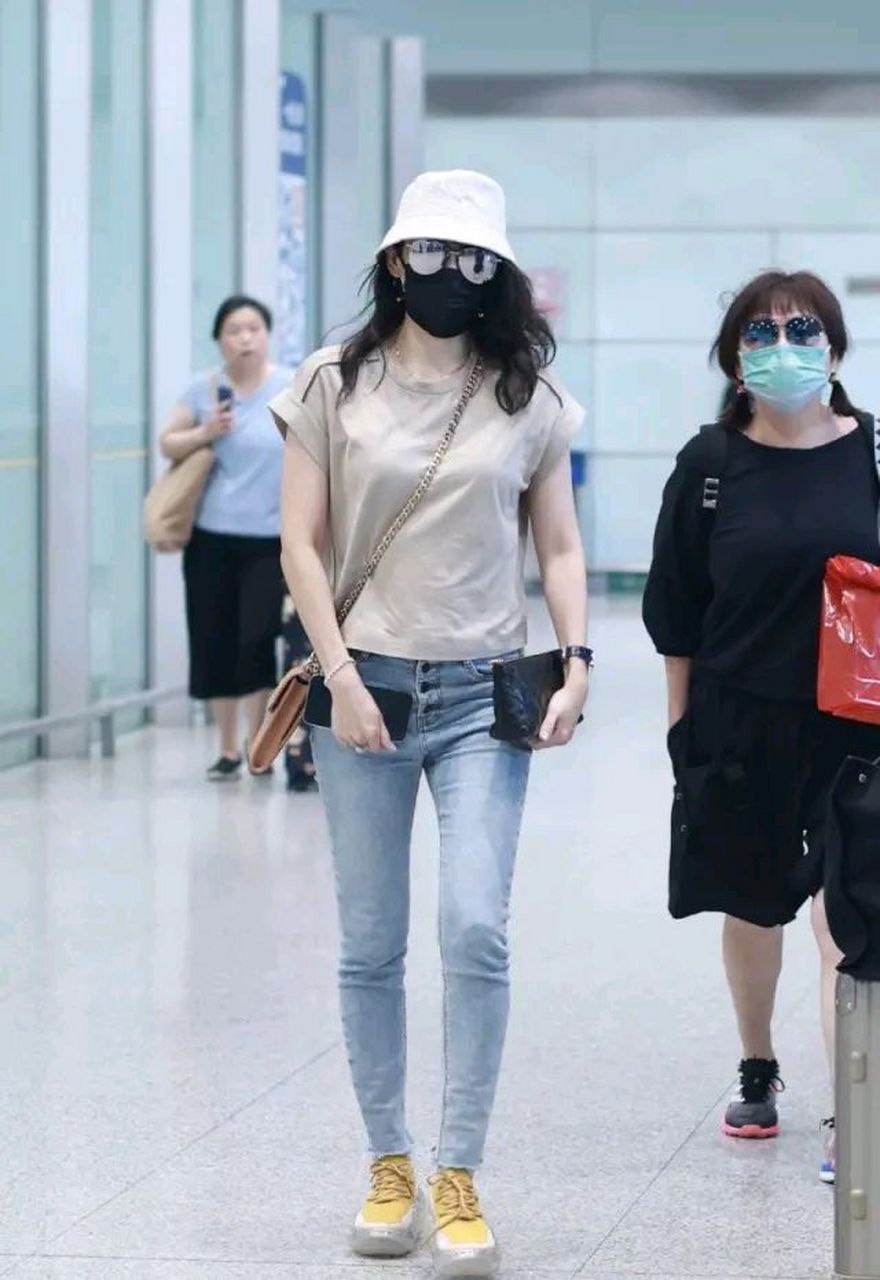章子怡亮相机场,她这次搭配的很简洁,看上去潇洒又迷人,气质极为出众