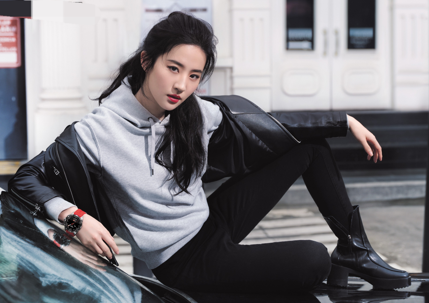 刘亦菲罕见穿黑色紧身裤秀大长腿,神仙姐姐身材真好#养眼美女