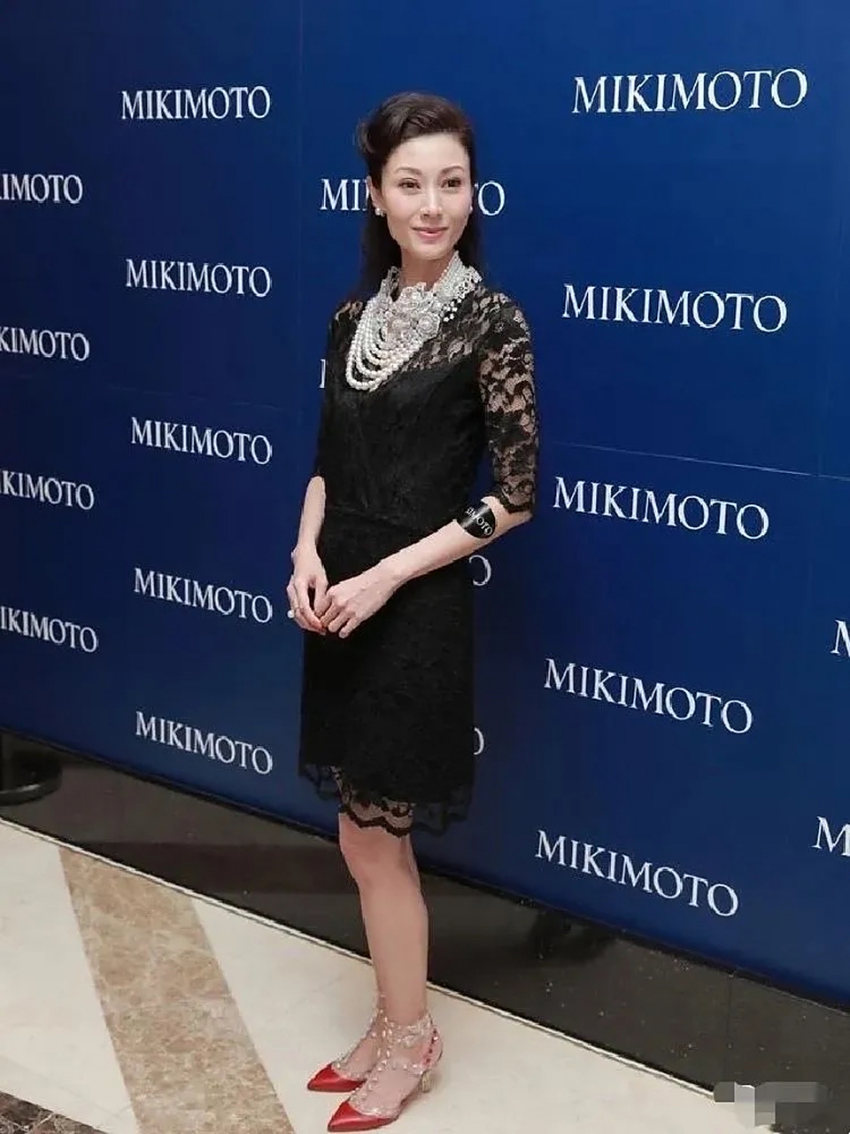 52岁李嘉欣穿黑蕾丝裙!这是叫珠光寶氣吗?