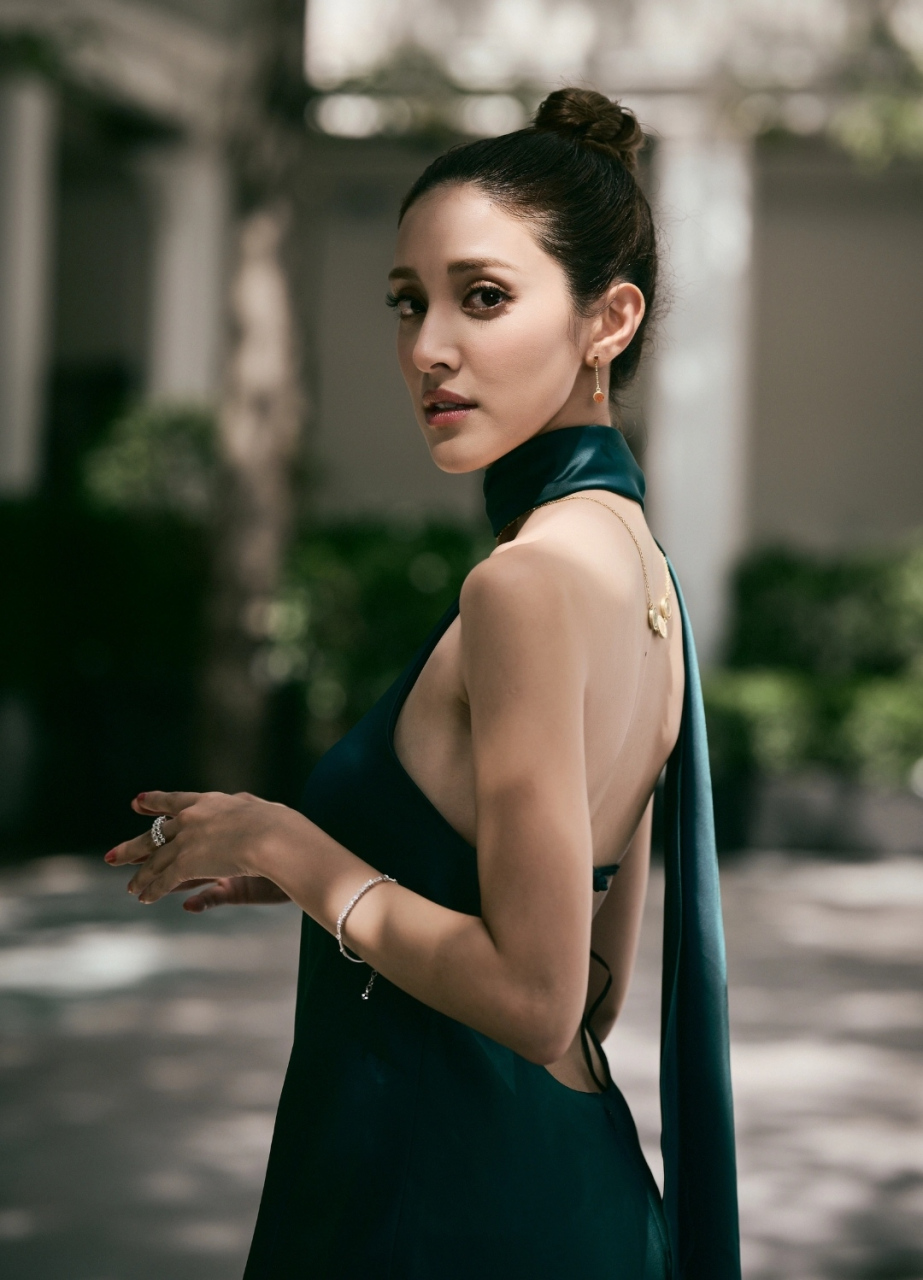 郑嘉颖老婆参加活动贵气十足,陈凯琳墨绿色礼服加身,盘起丸子头利落