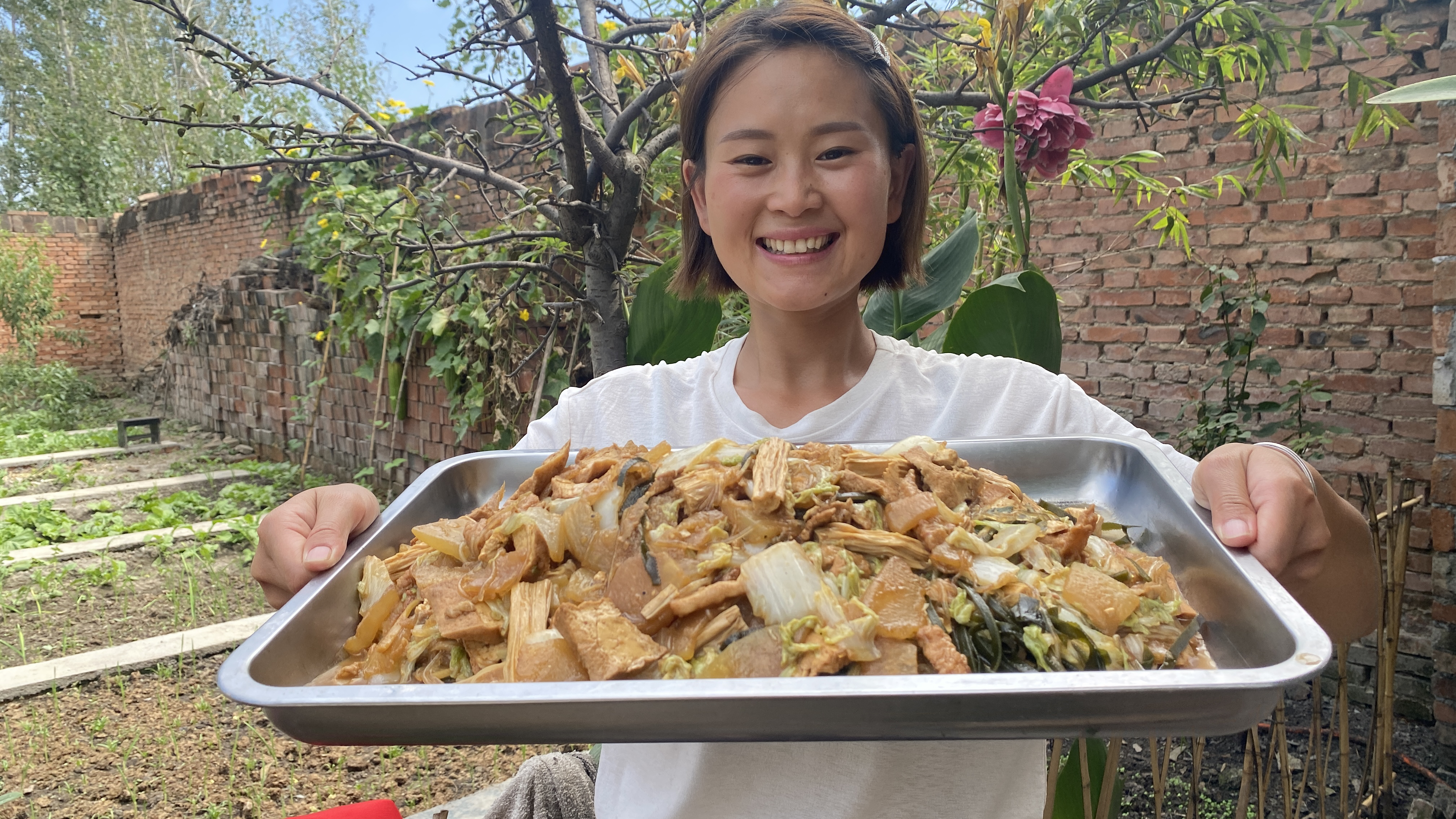 农村午饭真简单,公爹做家庭版大烩菜,汤浓味美,太好吃了
