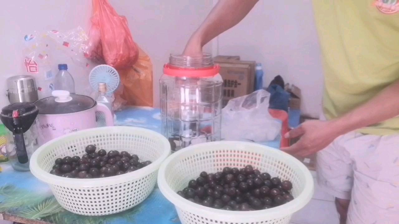 制作葡萄酒全程,一斤葡萄调配二俩冰糖,15天出葡萄酒