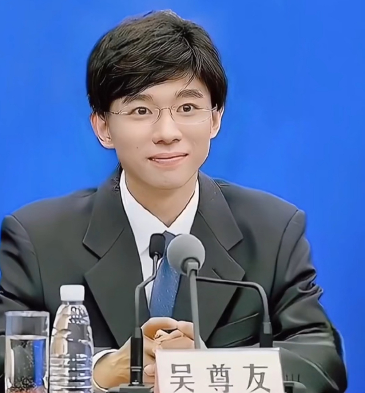 吴尊友逝世# 网友用一组照片来吴老从青丝到白发的过程,为国为民而