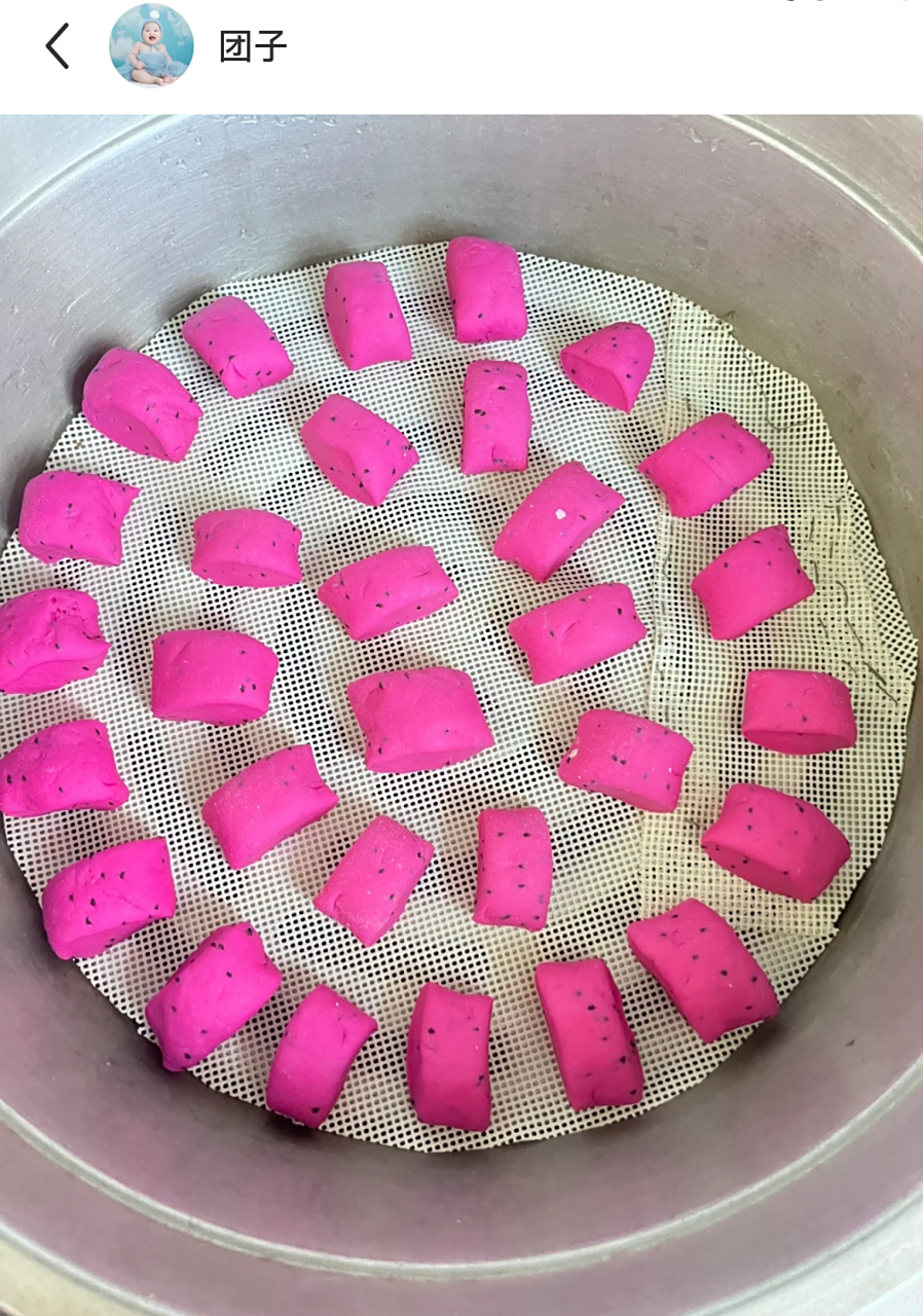 网友做的火龙果馒头,虽然逐渐褪色,但是还是觉得好好看,大家真的好会