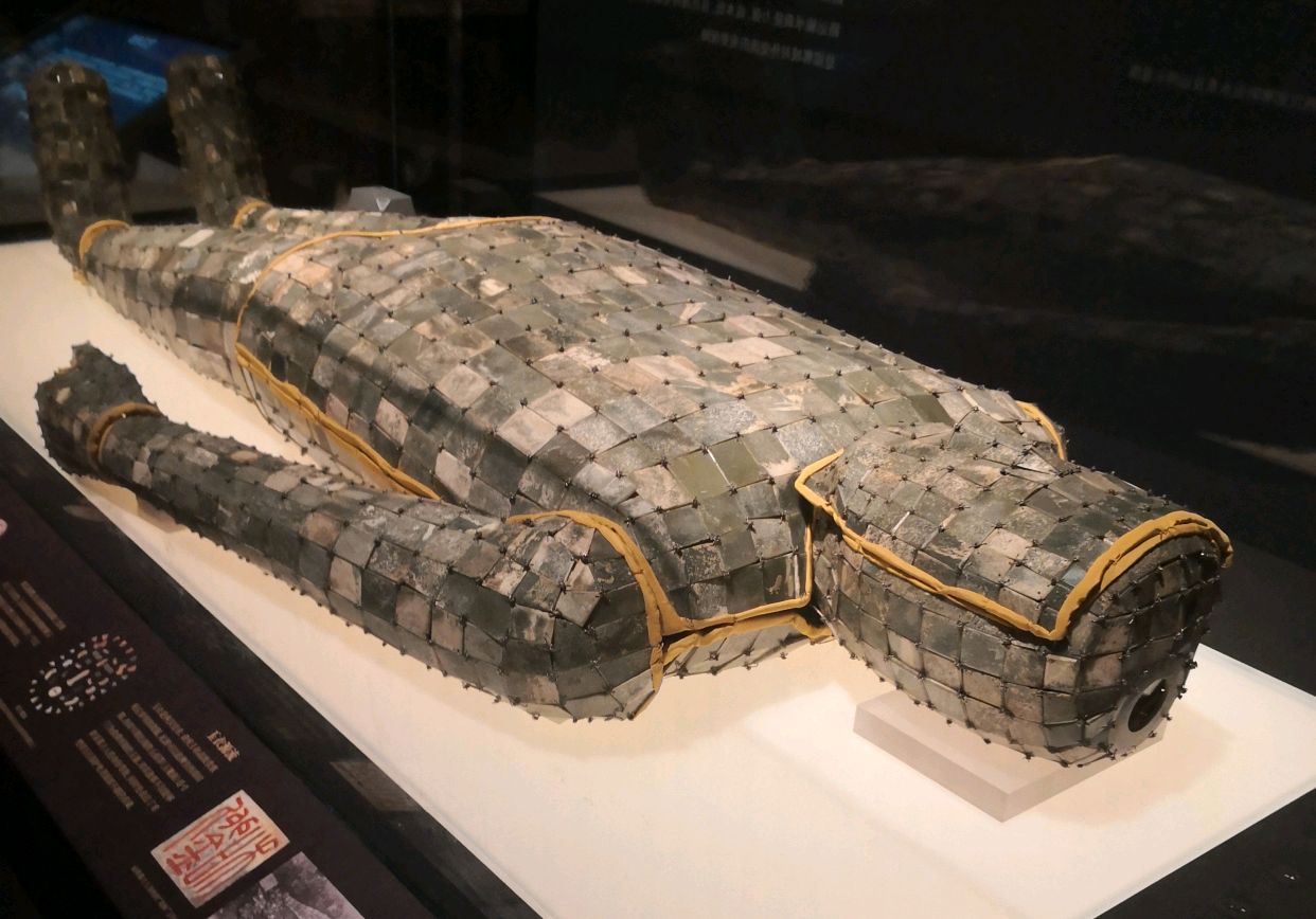 西汉王侯殓葬银缕玉衣,精湛奢贵,国家级文物,稀世之宝