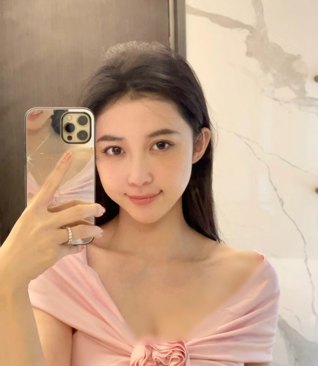 潘玮柏老婆晒对镜自拍,宣云参加完何超莲婚礼回来变憔悴了,气色没有之