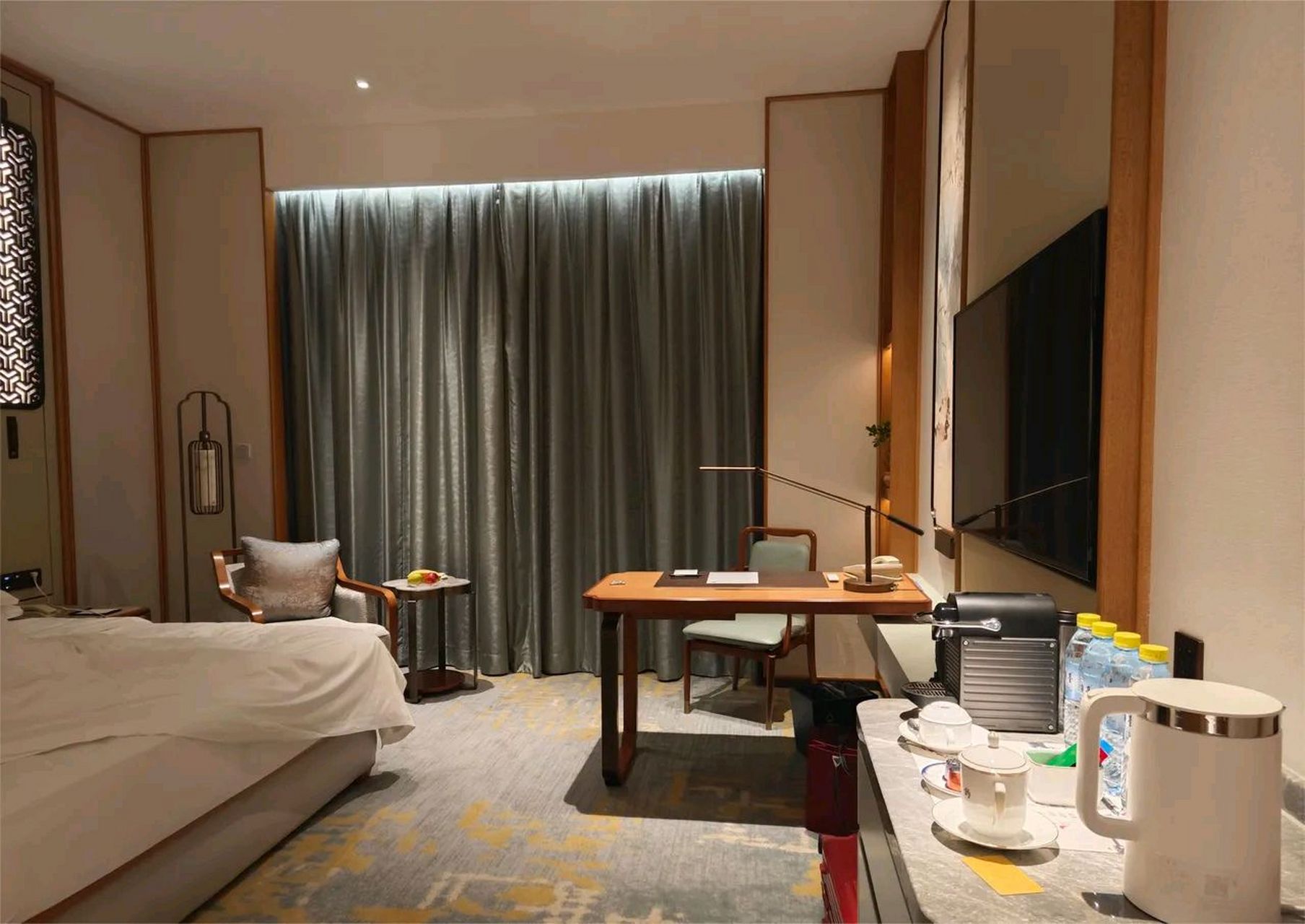 这位日本纪录片导演竹内亮,兴奋的展示住进钓鱼台国宾馆的心情,并说要