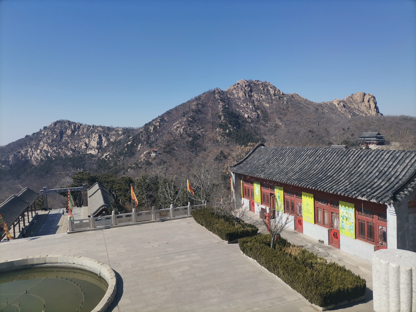 财神宫位于莱州市大基山国家森林公园,庙中供奉财神爷神位和塑像,故名