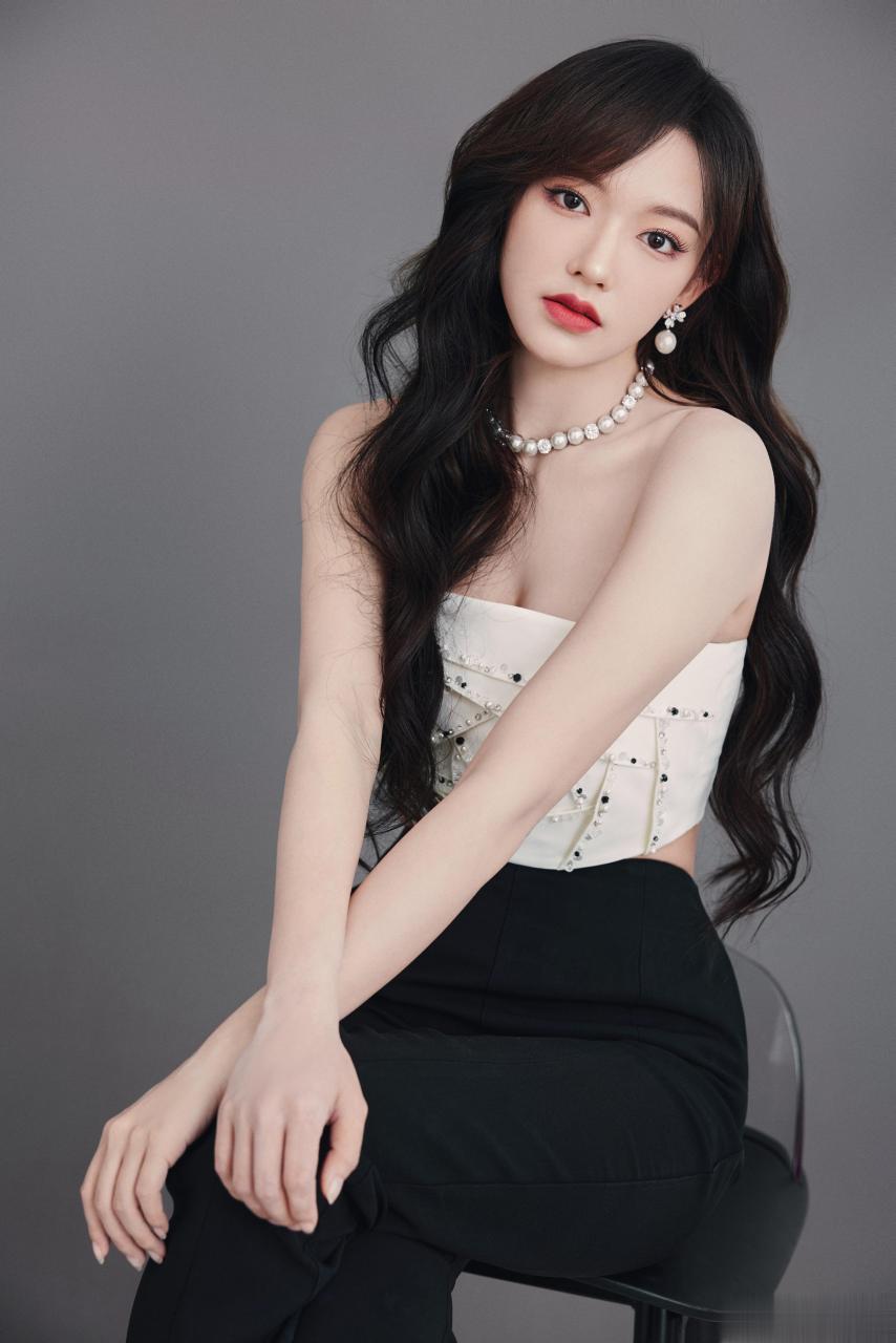 程潇有着既清纯可爱又性感的姿态.