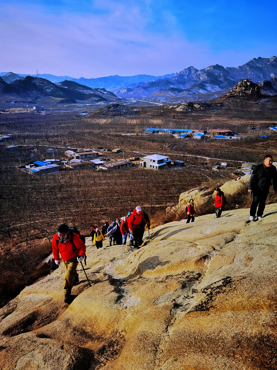 位于辽宁葫芦岛的虹螺山,非常壮观,是徒步旅行的好去处.